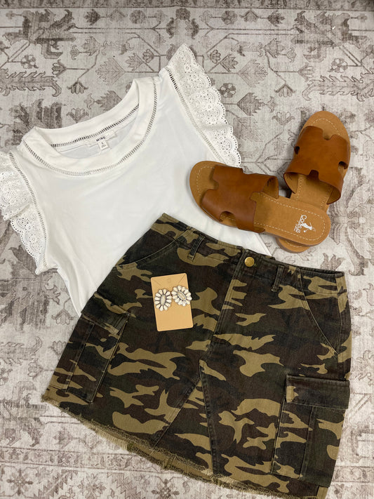 Darlin, eyelet ruffle sleeve top